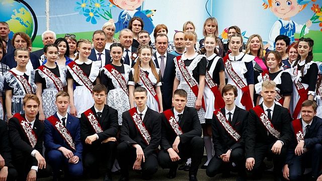 Вениамин Кондратьев поздравил школьников станицы Платнировской. Фото: пресс-служба администрации Краснодарского края
