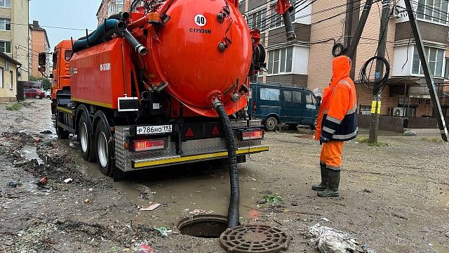 Водооткачивающая техника выехала на улицы после сильного дождя в Краснодаре