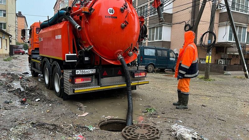 Водооткачивающая техника выехала на улицы после сильного дождя в Краснодаре