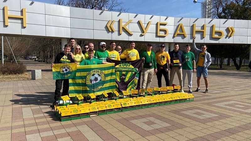 Фанаты ФК «Кубань» развесили 100 кормушек для птиц в Краснодаре