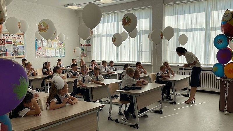 С 10 до 15 тысяч рублей увеличат размер надбавки для школьных учителей на Кубани