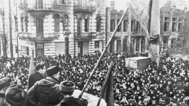 Архивное фото: Знамя над освобожденным Краснодаром