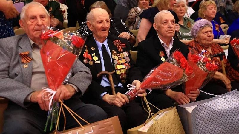 Мэр Краснодара встретился с ветеранами на празднике в ТО «Премьера» 