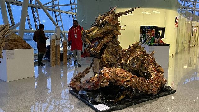 Краснодарцы создали золотого дракона из мусора и техники для ВФМ-2024 Фото: телеканал Краснодар