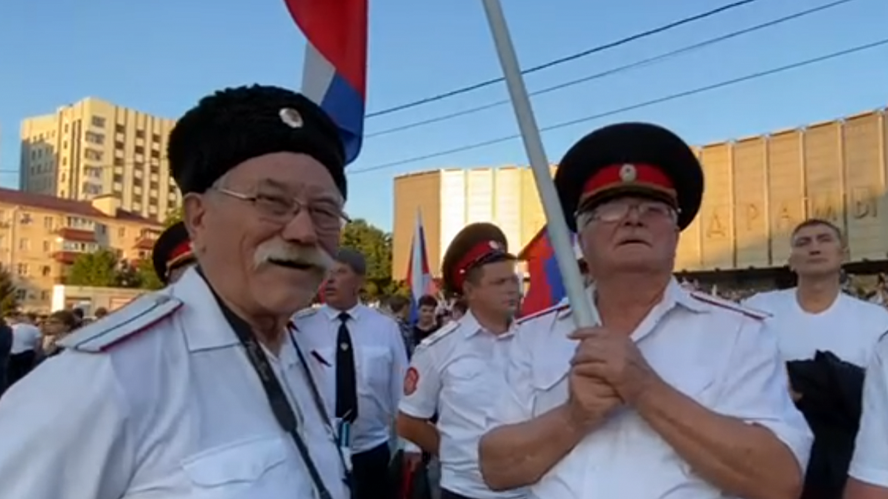 Краснодарский казак (справа) высказал мнение о присоединении к России четырех территорий. Фото: телеканал «Краснодар»