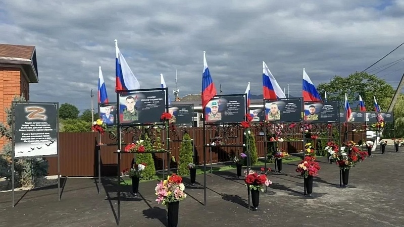 В честь Героев СВО открыли девять мемориальных досок в Апшеронском районе Кубани