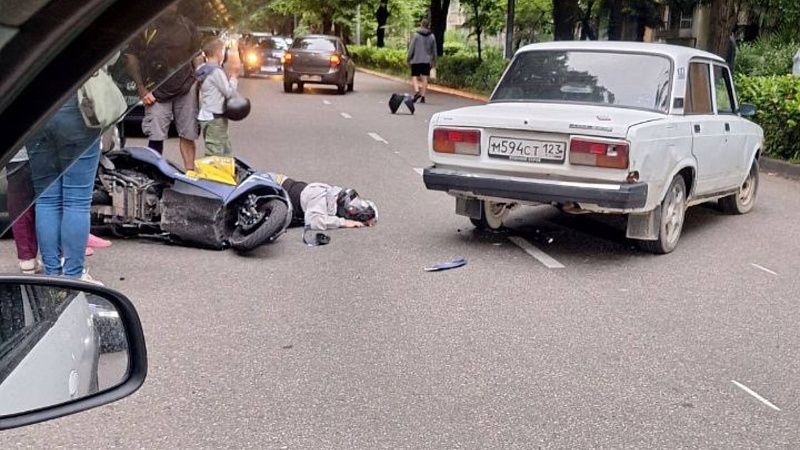 Курьер попал под колеса легковушки в центре Сочи