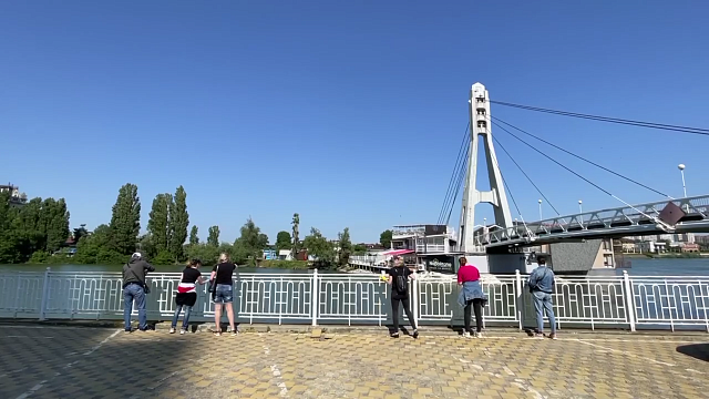 В Краснодаре начали приводить в порядок Мост поцелуев и набережную реки Кубань. Фото: телеканал «Краснодар»