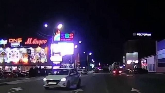 В Краснодаре таксист настойчиво ехал по встречной полосе односторонней улицы Уральской