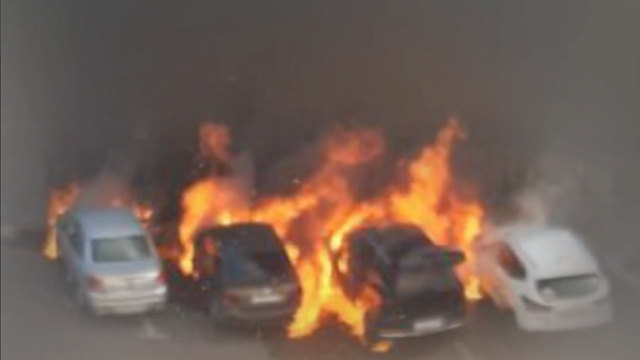 Горящие авто после атаки беспилотников попали на видео в Новороссийске