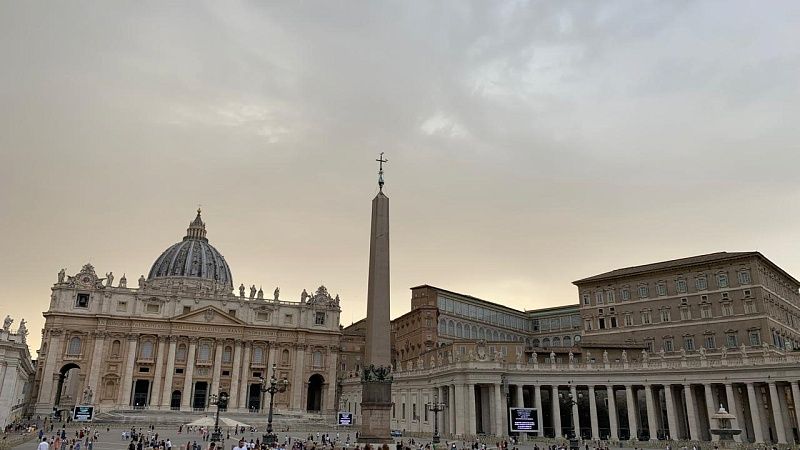 Кардиналы не избрали нового Папу Римского 7 мая в Ватикане