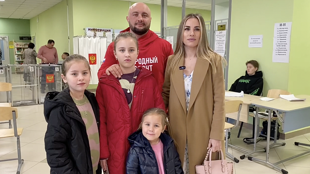 Многодетная мама Екатерина Геращенко пришла на выборы вместе со своей семьей