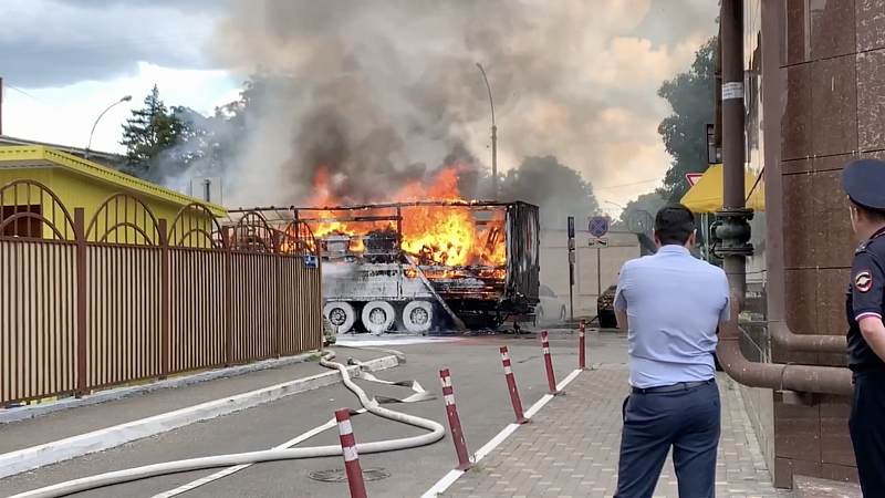 В Краснодаре на ул. Лузана загорелась фура 