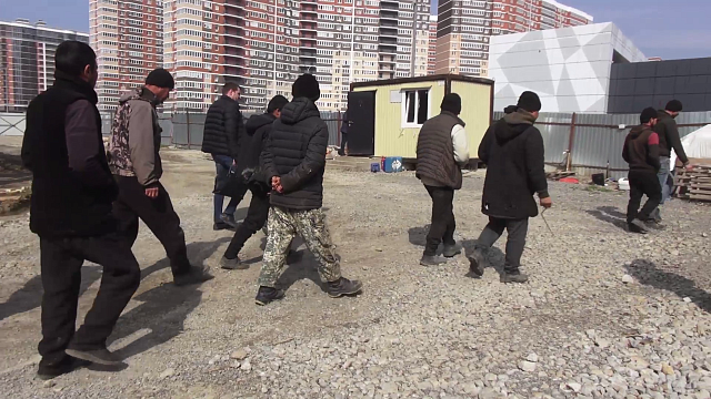 На стройках Краснодара обнаружили 23 незаконно работающих мигрантов