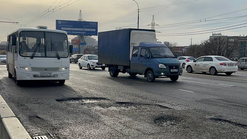 Мусоровоз провалился под асфальт в центре Новосибирска