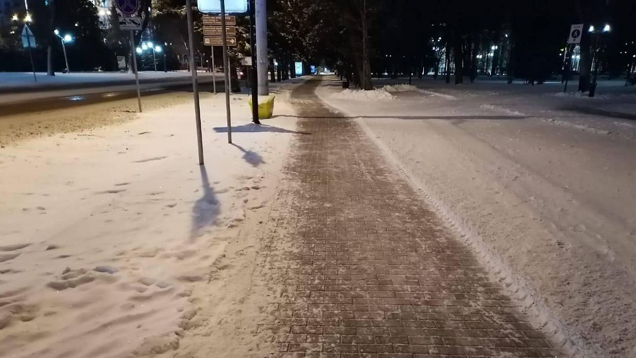 Из-за перепада температур каждый день дороги и тротуары Краснодара обрабатывают от наледи Фото: Телеканал «Краснодар»