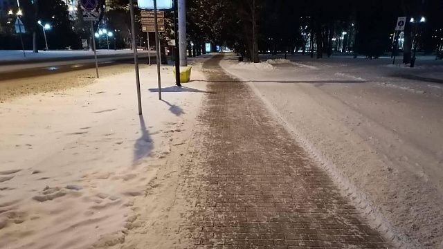 Из-за перепада температур каждый день дороги и тротуары Краснодара обрабатывают от наледи