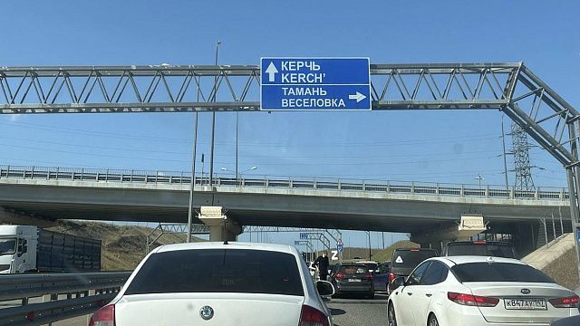 Пробка перед Крымским мостом растянулась на 10 км
