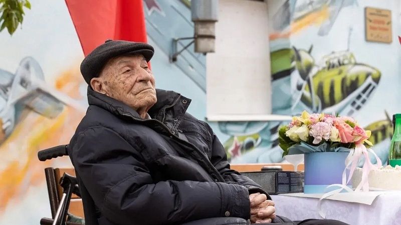 Ветерана ВОВ Фёдора Бочарова со 101-летием поздравил губернатор Кубани 