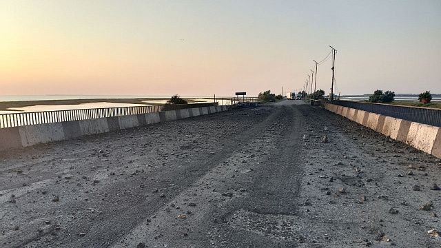 Сальдо назвал наступление ВСУ на Херсонщину обреченным Фото попавшей под обстрел дороги: t.me/SALDO_VGA