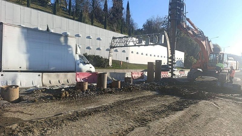 Больше труб-свай понадобится для укрепления пострадавшей от оползня трассы в Сочи
