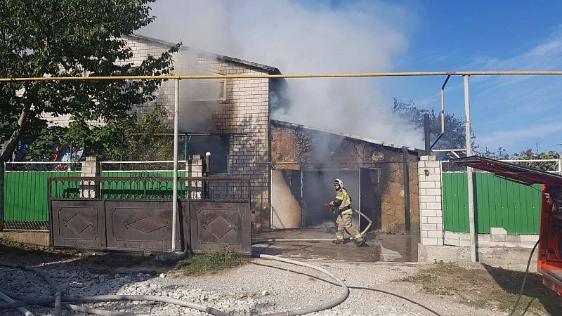 Пенсионеры лишились дома из-за пожара под Новороссийском