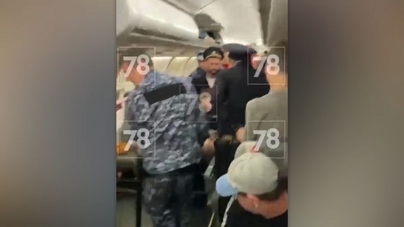 Из-за буйной пассажирки на два часа задержали самолёт в аэропорту Сочи 