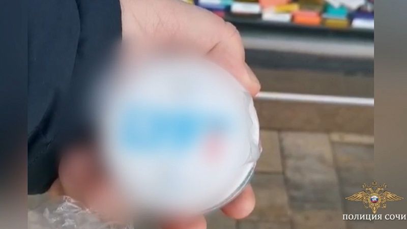 Владелец ларька продавал вместе с сигаретами снюс и попался полиции в Сочи