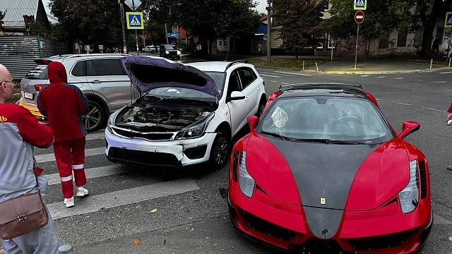 Красную Ferrari разбили в центре Краснодара