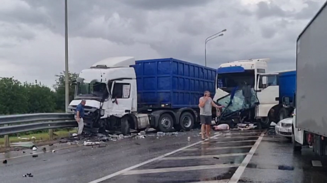 На выезде из Краснодара столкнулись грузовики. Водителя выбросило через лобовое стекло
