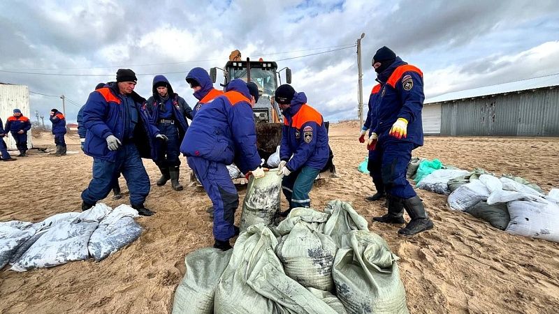 Более 9 км береговой линии очистили от мазута за день на Кубани