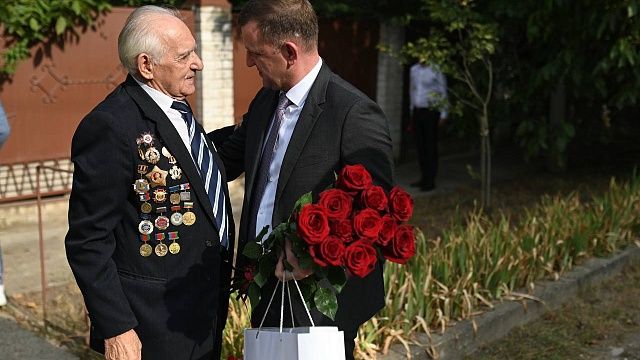 Глава Краснодара поздравил ветерана ВОВ Анатолия Хархардина с 90-летием