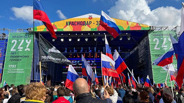 В Краснодаре проходит акция в поддержку референдумов на Донбассе и областях 