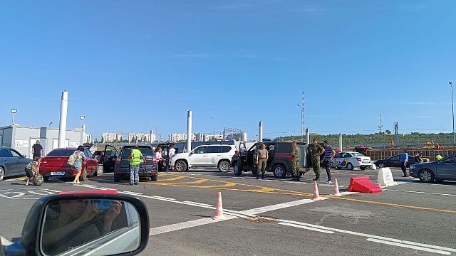 Досмотр на подъезде к Крымскому мосту. Фото: телеканал «Краснодар»