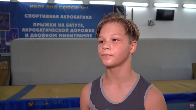 Кирилл Поджарый поставил себе цель - стать профессиональным гимнастом. Видео: телеканал «Краснодар»