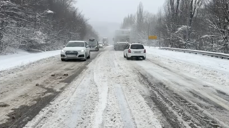 Из-за снегопада закрыли проезд грузовикам на трассах под Туапсе и Новороссийском