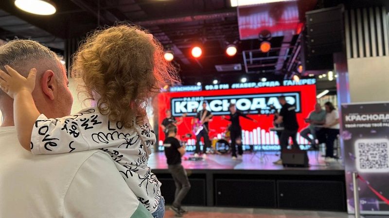 Группа KACH-BAND устроила пляжный флешмоб на «КАВЕР-СРЕДЕ» от «Радио Краснодар»