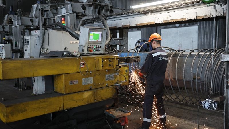 Кондратьев наградил сотрудников Абинского электрометаллургического завода