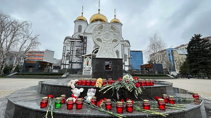 «Это страшная трагедия для страны»: в Краснодаре организовали стихийный мемориал в память о погибших в Подмосковье   