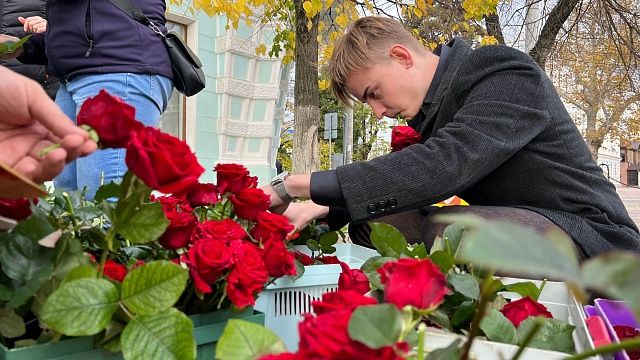 Большое слово «МАМА» из красных роз собрали в центре Краснодара. Фото: телеканал «Краснодар» 