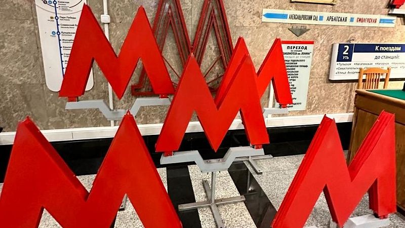 Поезда выбились из графика на красной ветке метро Петербурга