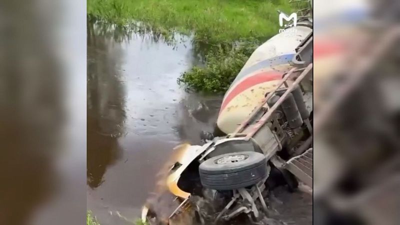 Появилось видео упавшей в реку с моста бетономешалки в Ленобласти