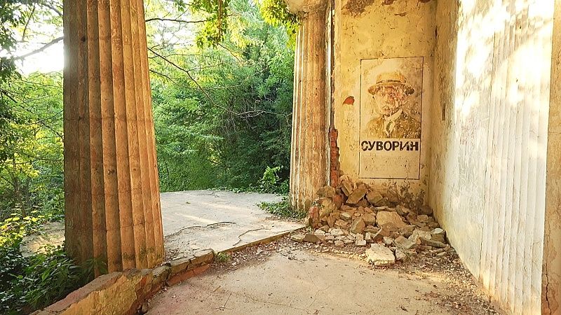 Таинственное свечение заметили туристы на заброшенной даче Суворина в Ольгинке 