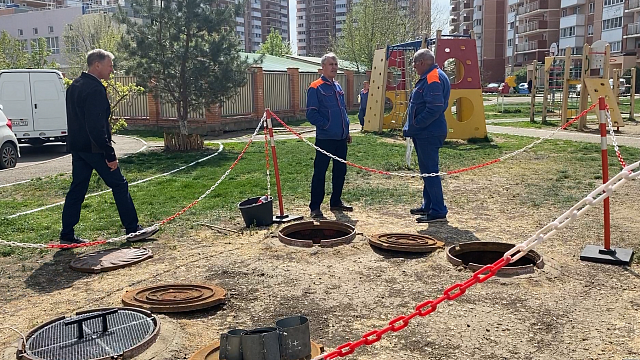 В Краснодаре устраняют аварию, оставившую 7 домов без горячей воды Фото: телеканал Краснодар