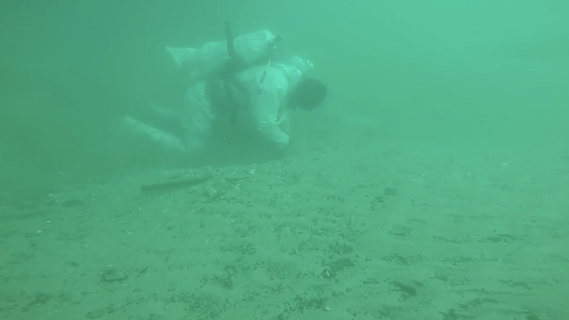 Водолазы собрали со дна 67 мешков мазута у берегов Витязево