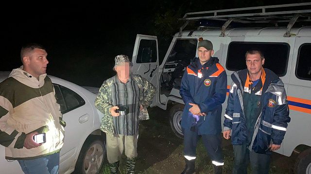 Спасатели Кубани помогли потерявшимся грибникам выбраться из леса. Фото: «Кубань-СПАС»