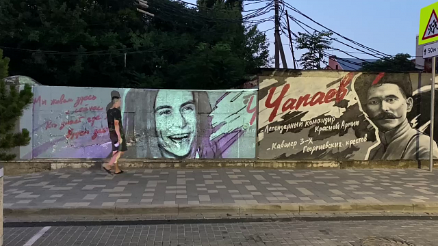 На улицу Чапаева возвращают граффити с Децлом Фото: Телеканал «Краснодар»