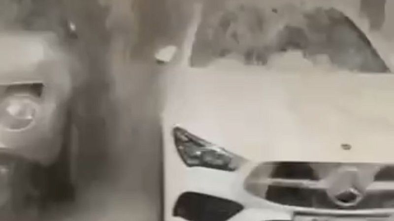 На видео попали заливающие машины на парковке мощные потоки воды в Москве