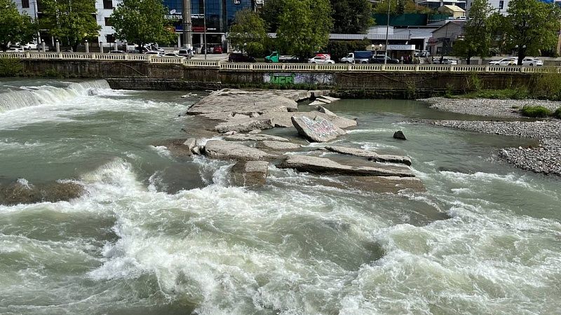 Сброс коричневой жидкости в реку сняли на видео жители Сочи