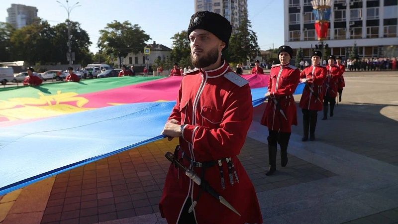 Огромный флаг Кубани в честь Дня региона подняли в центре Краснодара